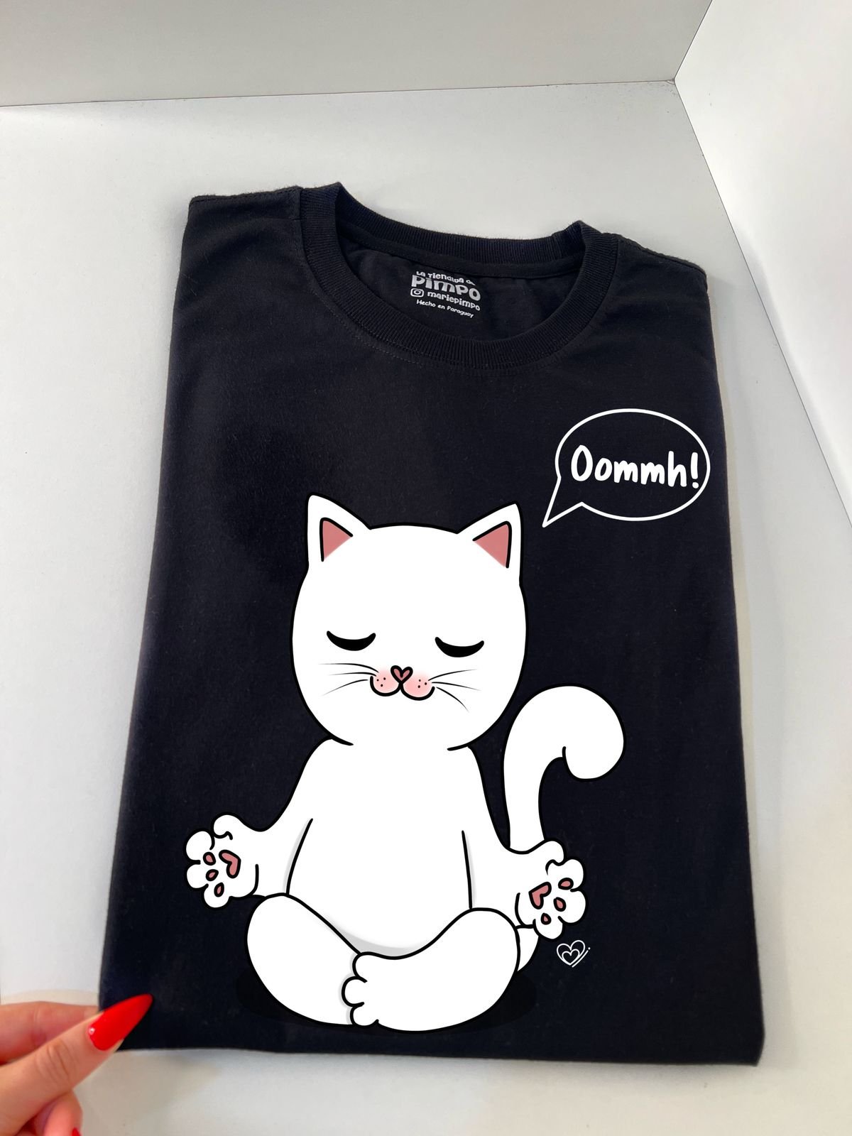 Gato meditando By: @bbilustra.py - 4