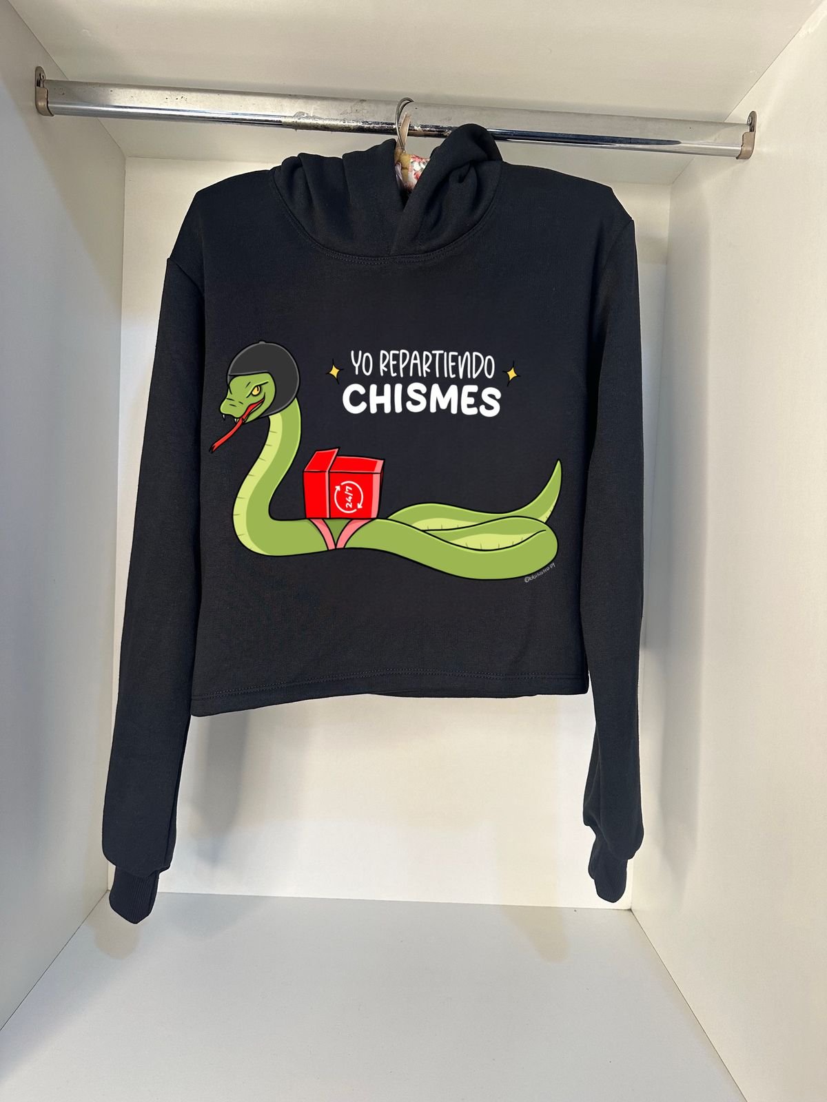 Repartiendo chismes By: @bbilustra.py 