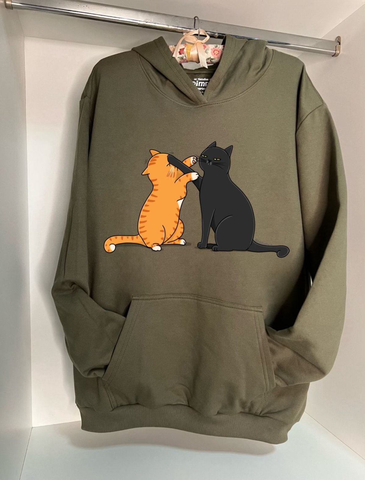 Michis peleando By: @bbilustra.py 