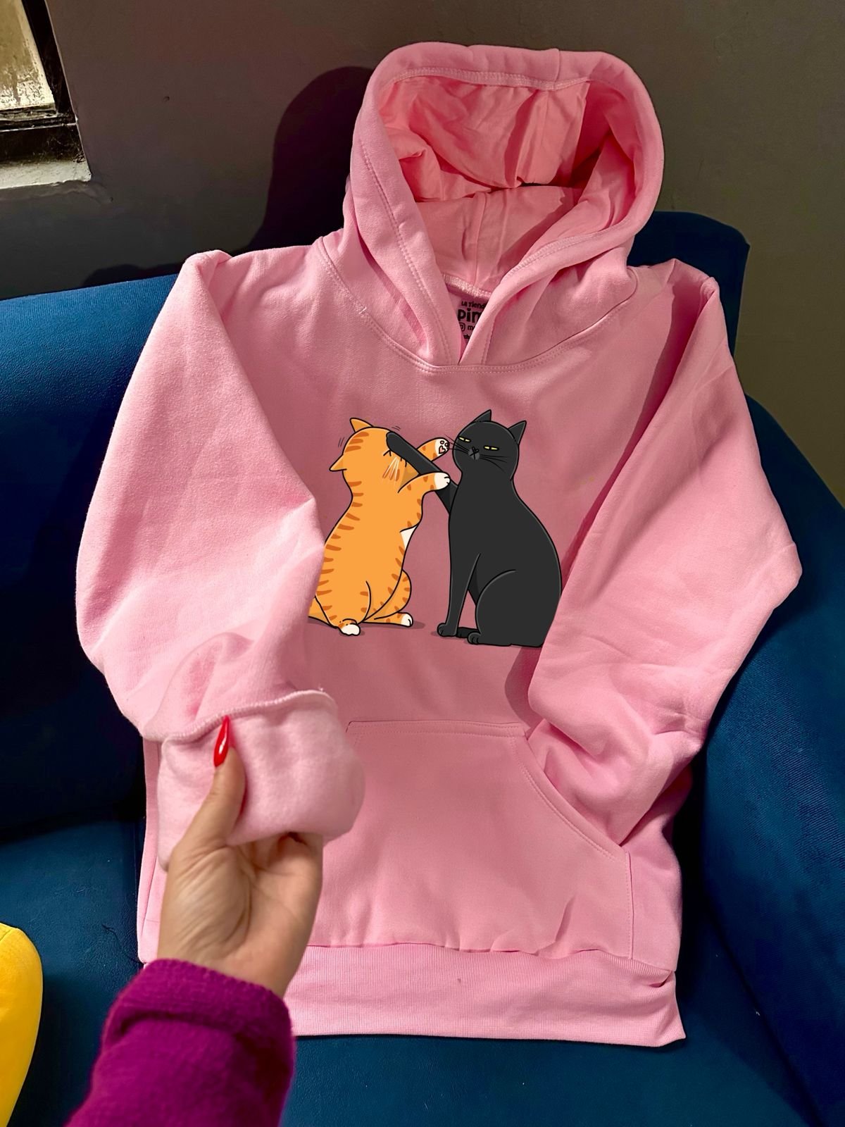 Michis peleando By: @bbilustra.py  - 3