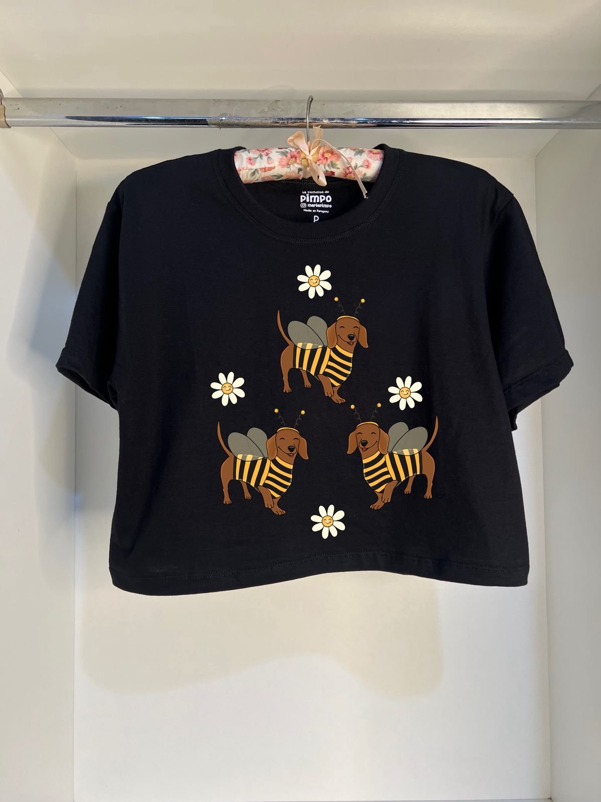 Salchi abejita By: @bbilustra.py - 2