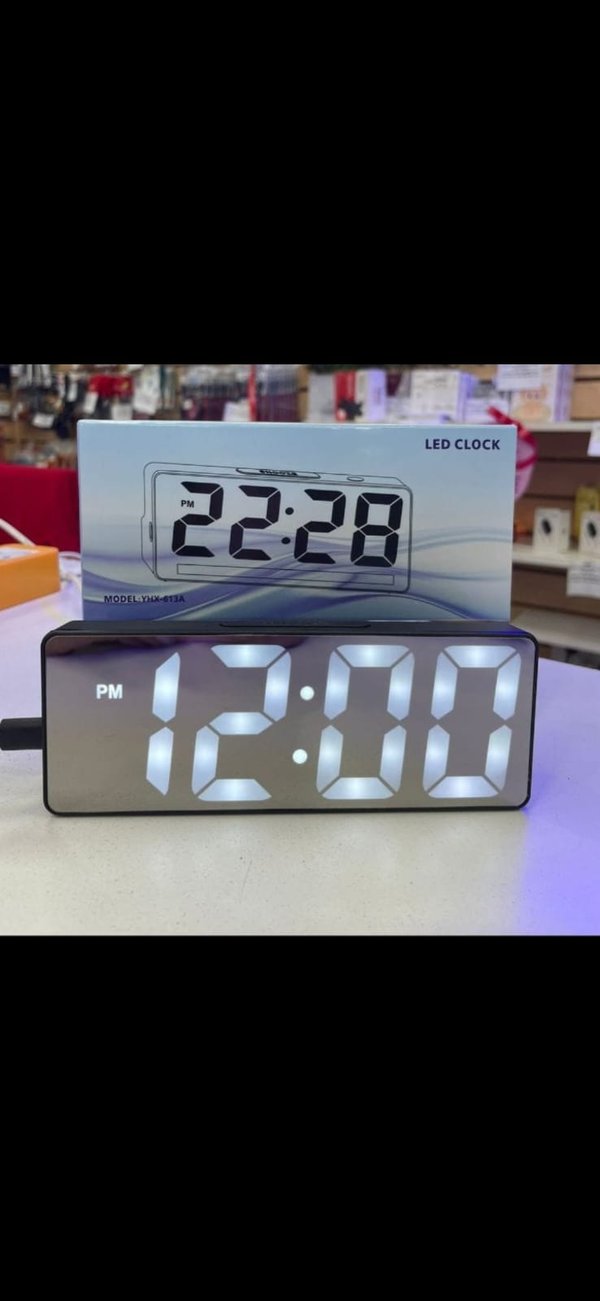 Reloj digital multifuncional