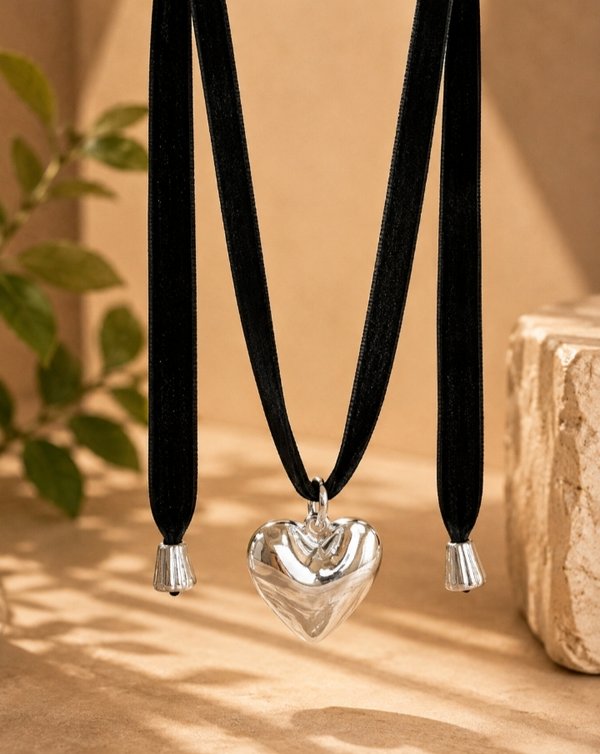 Lazo negro con corazón bijou