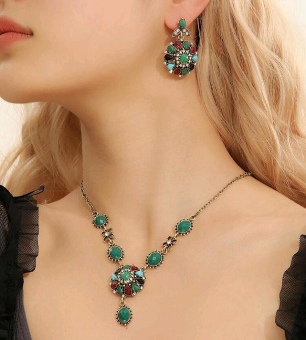 Collar y aros Hovy'ū