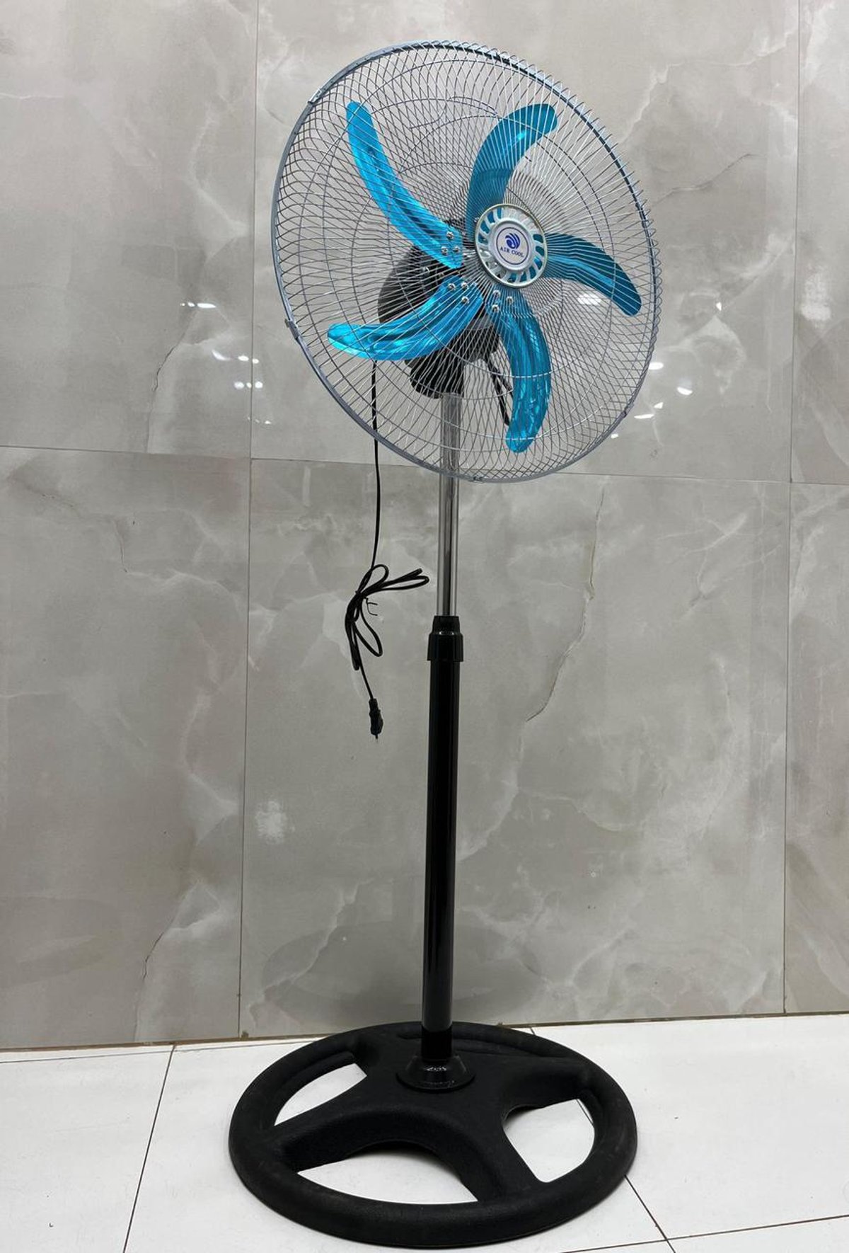 VENTILADOR DE PIE 18" AIR COOL 5 ALETAS DE METAL