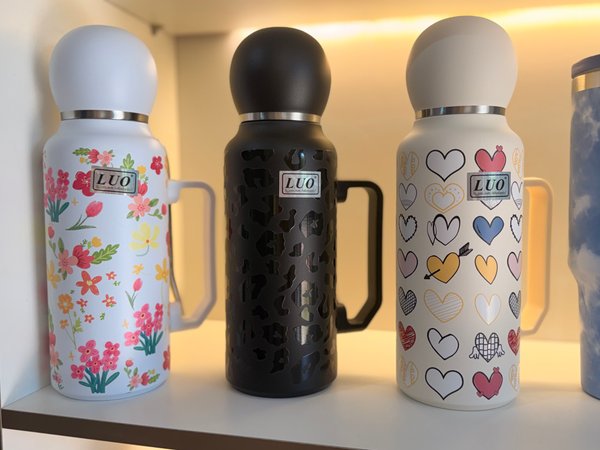 Termo con asa y diseño decorativo