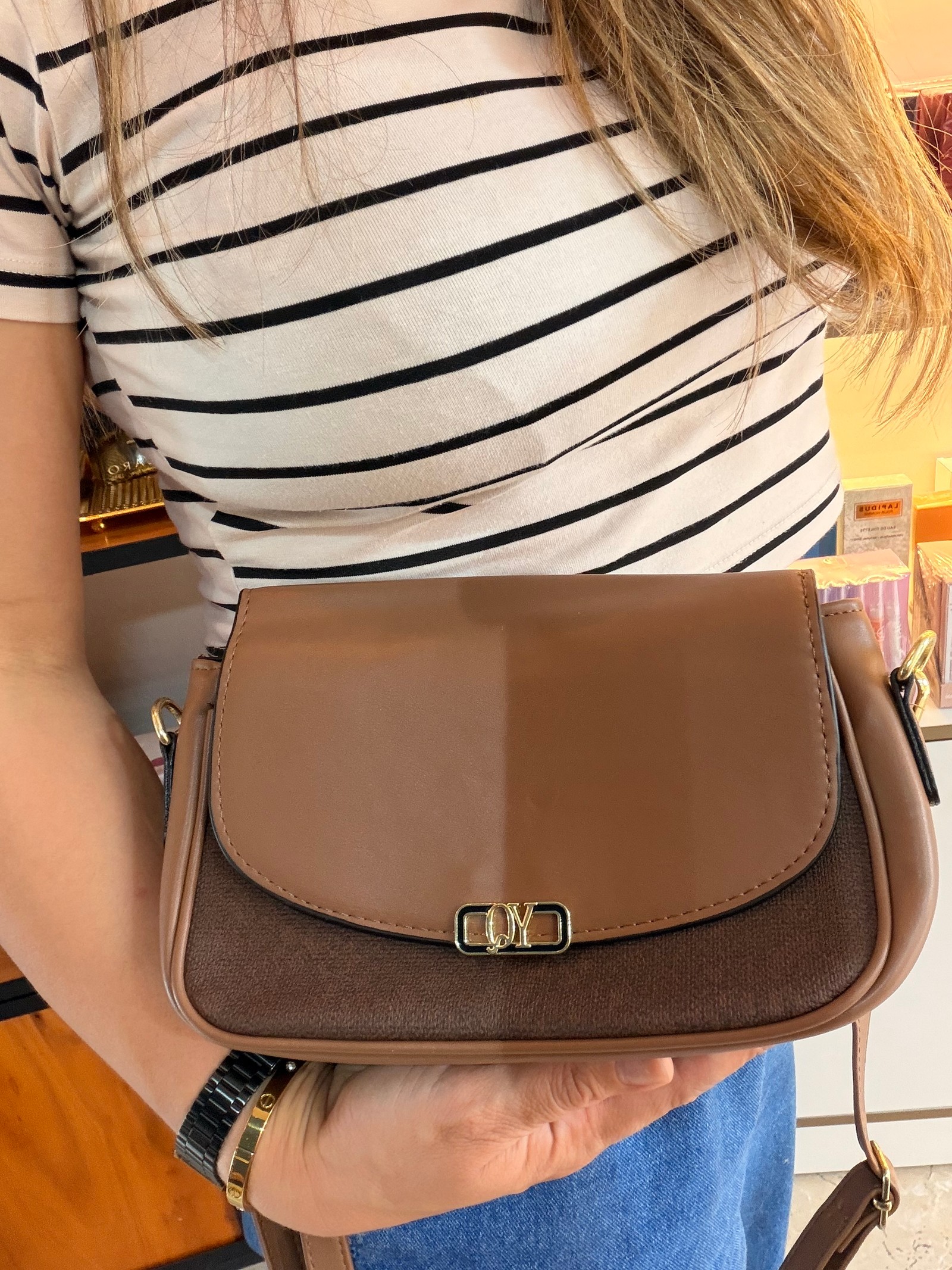 Cartera marrón con solapa y cierre metálico - 2