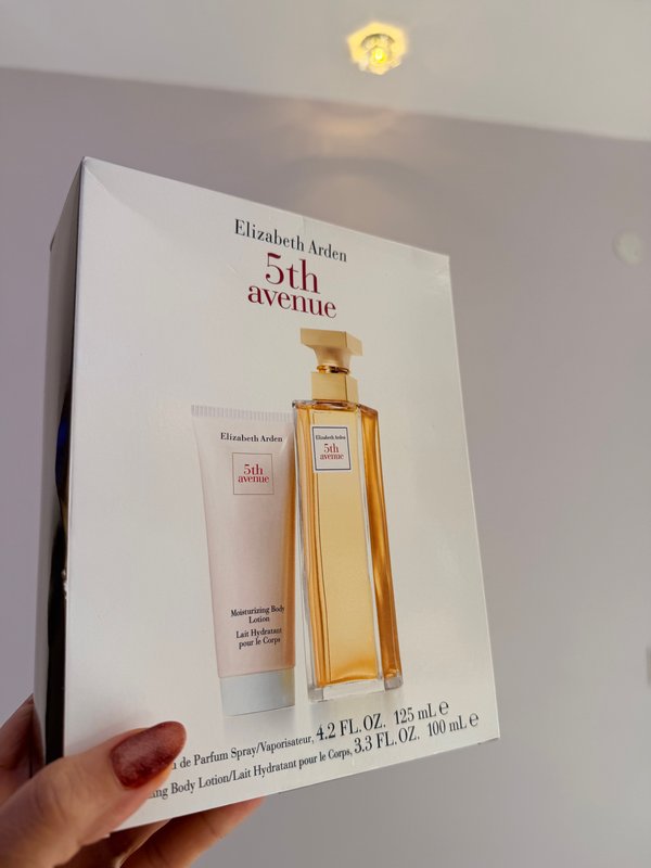 Set de perfume y loción corporal Elizabeth Arden 5th Avenue
