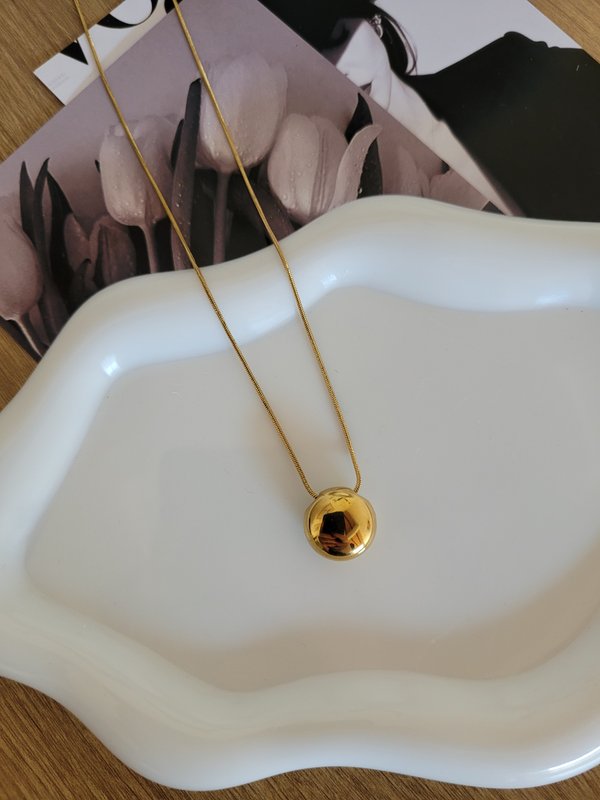Collar con dije dorado