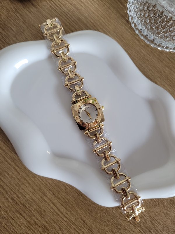 Reloj dorado con pulsera de eslabones