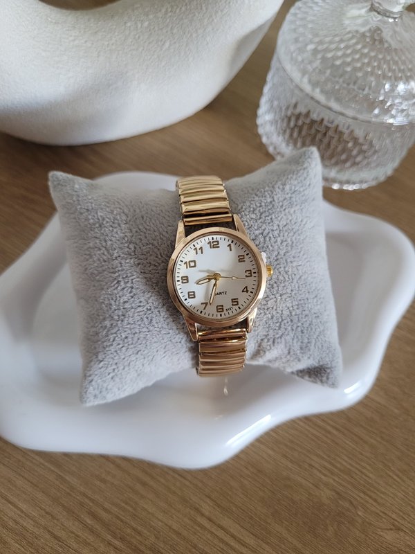 Reloj dorado con esfera blanca