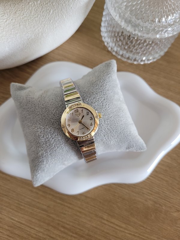 Reloj de pulsera dorado y plateado