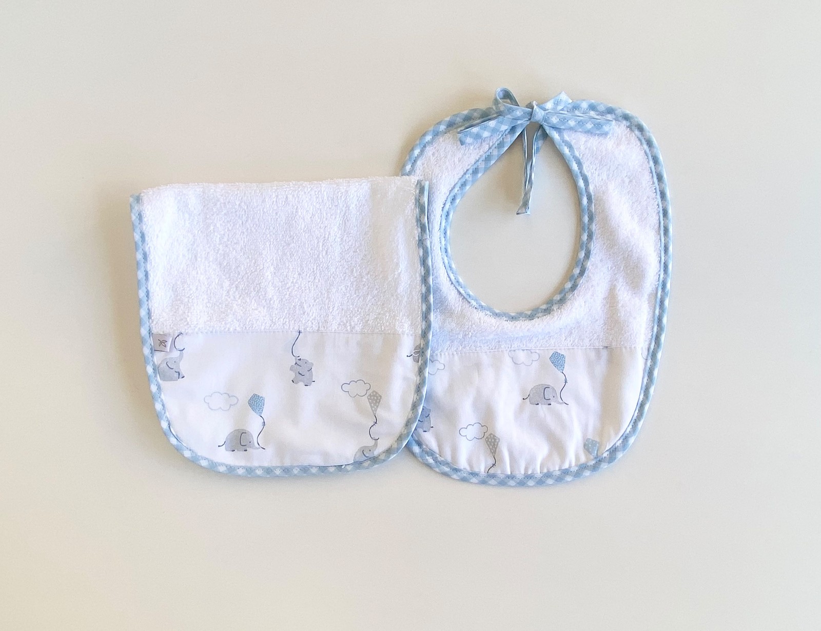 Set de Babero+Babita Roterdam- Blanco C/Elefantes Celeste. Cod.1190