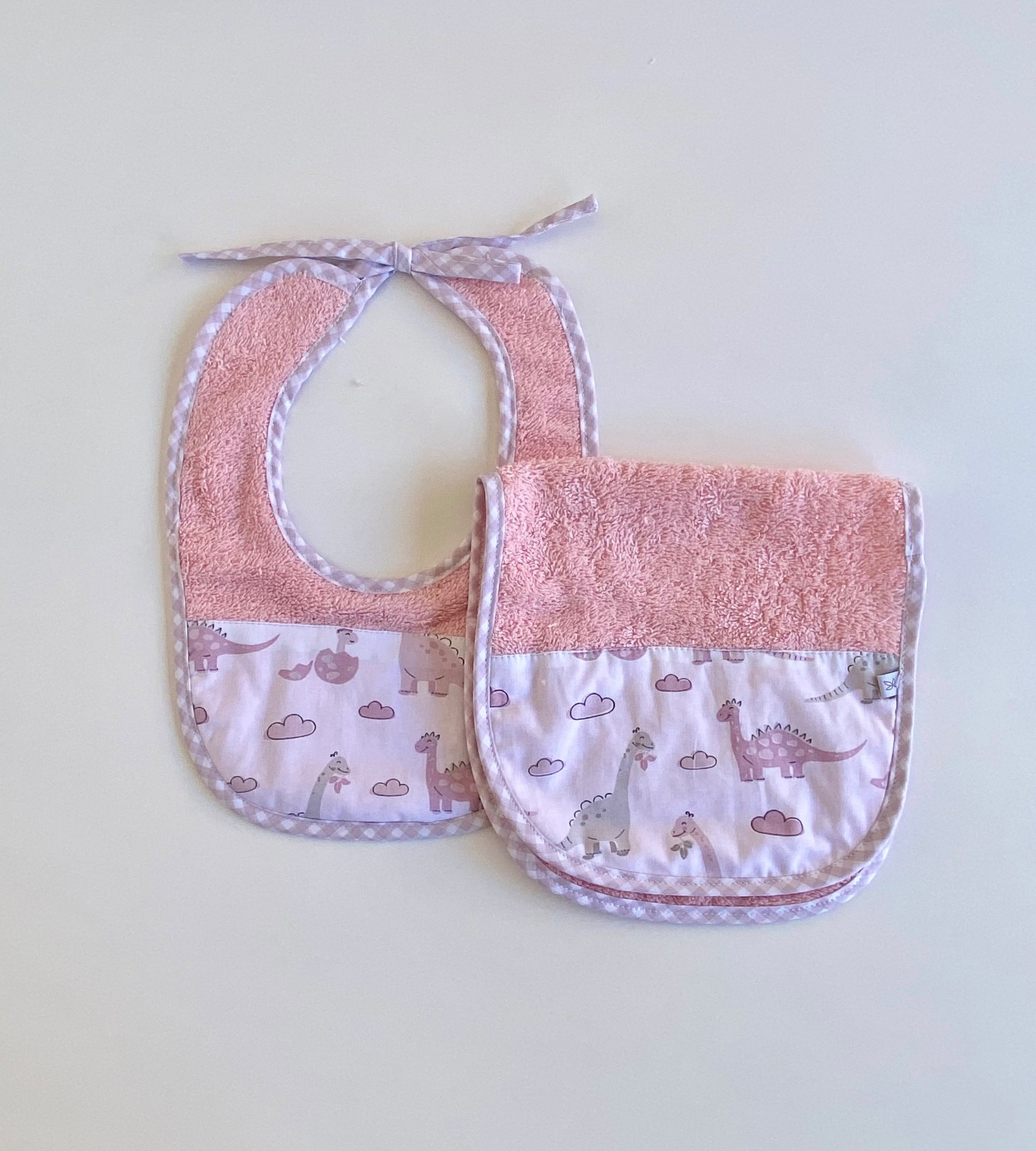 Set de Babero+Babita Roterdam- Rosa c/Dinosaurios Nena. Cod.1190