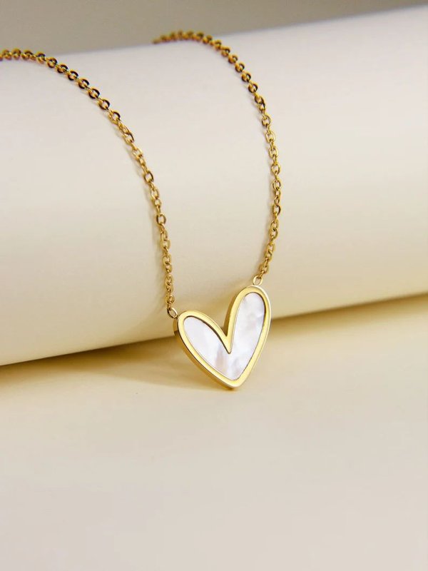 Collar Corazón Dorado con Incrustación Blanca