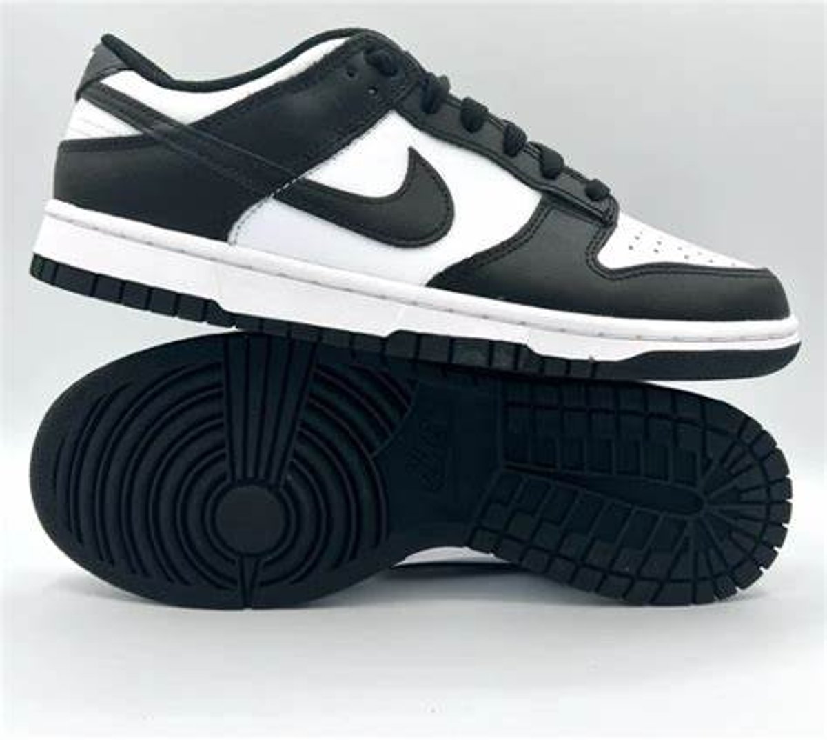 NIKE BLACK/WHITE