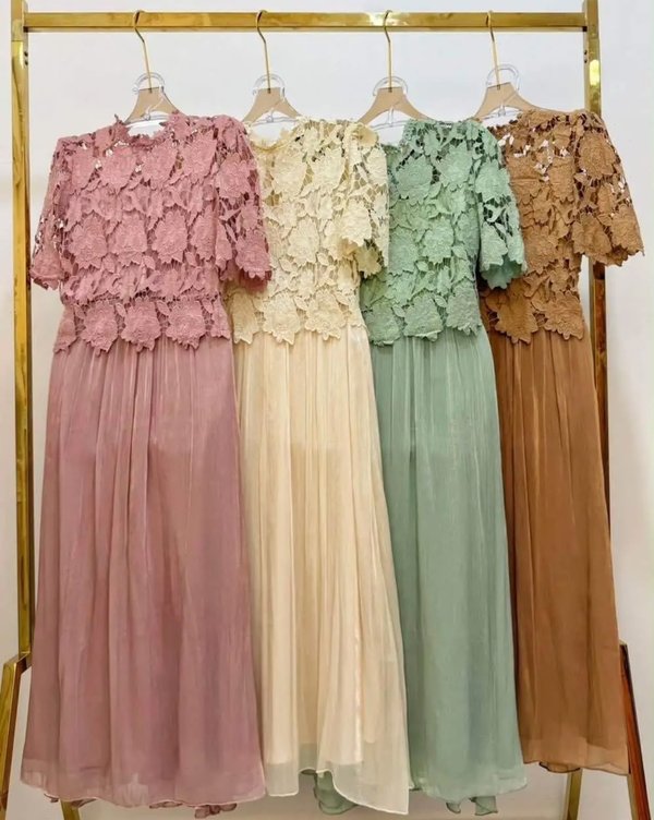 Conjunto de Blusa de Encaje con Falda de Viscosa