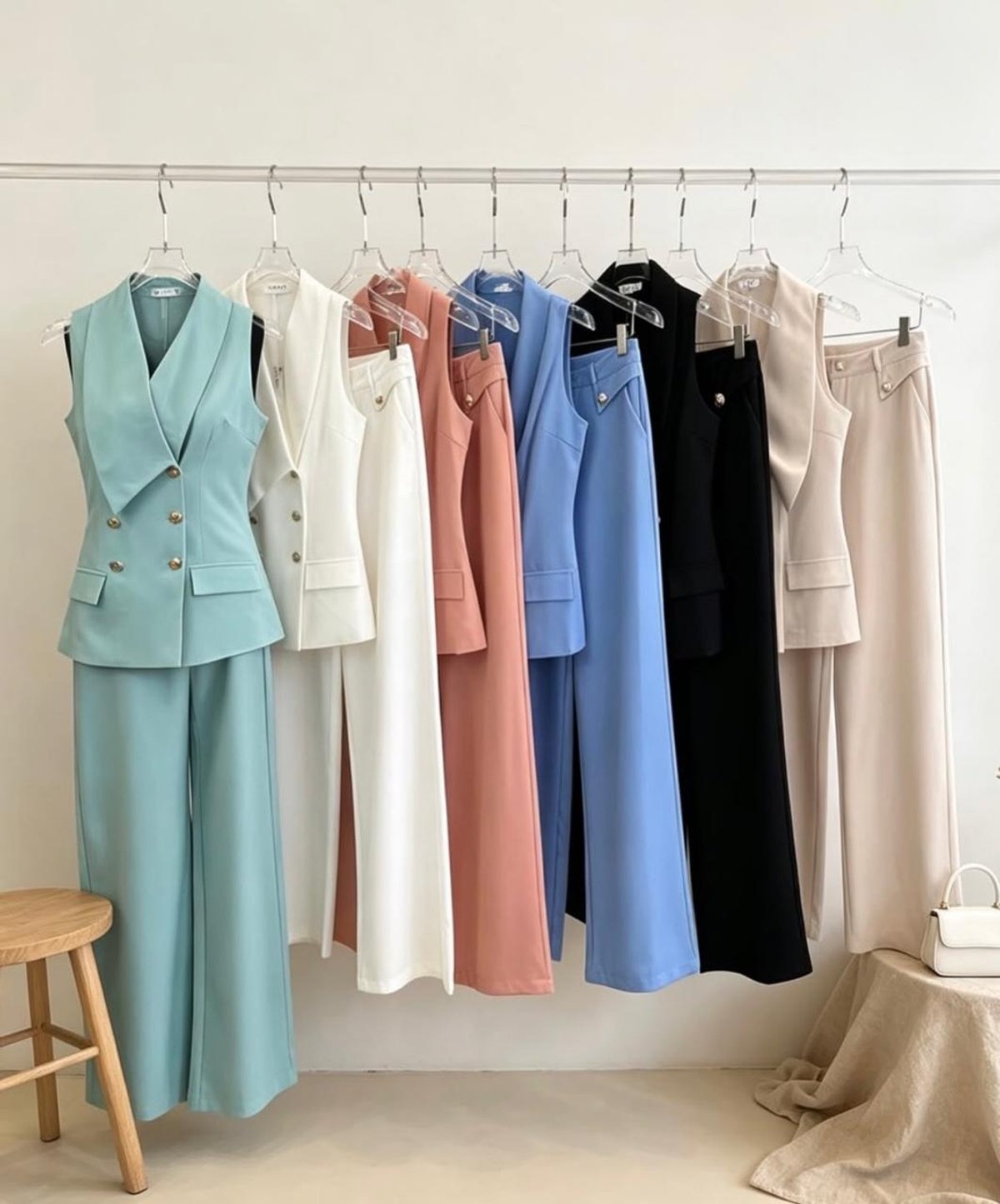 Conjunto Sastrero con Chaleco cuello con solapas y pantalónes. - 4