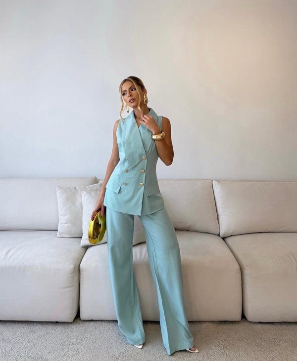 Conjunto Sastrero con Chaleco cuello con solapas y pantalónes.