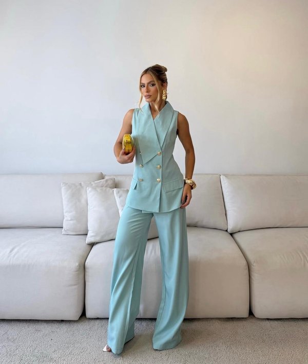 Conjunto Sastrero con Chaleco cuello con solapas y pantalónes.