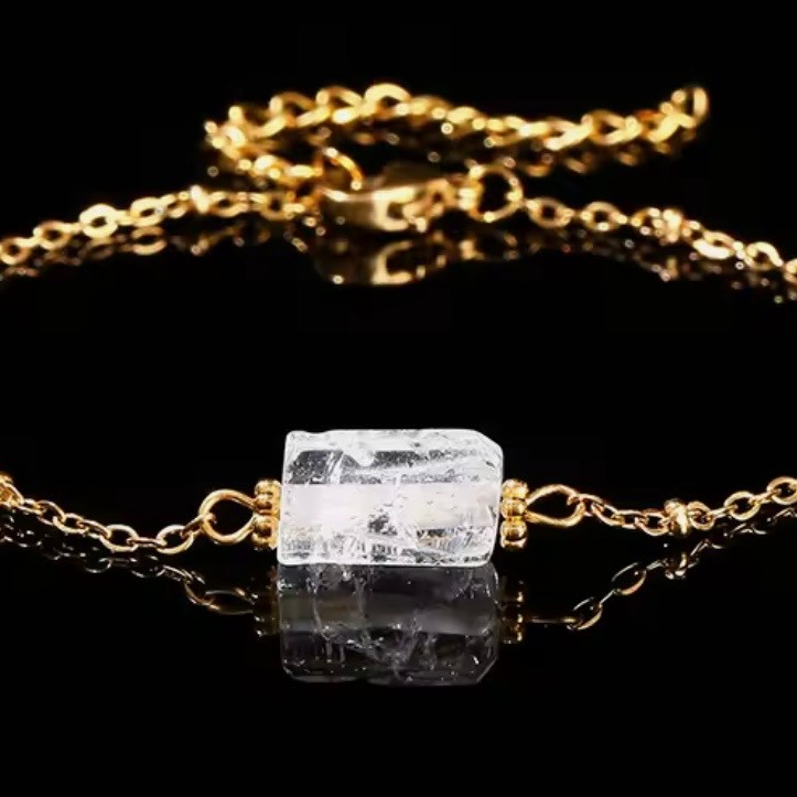 Pulsera dorada con cuarzo transparente