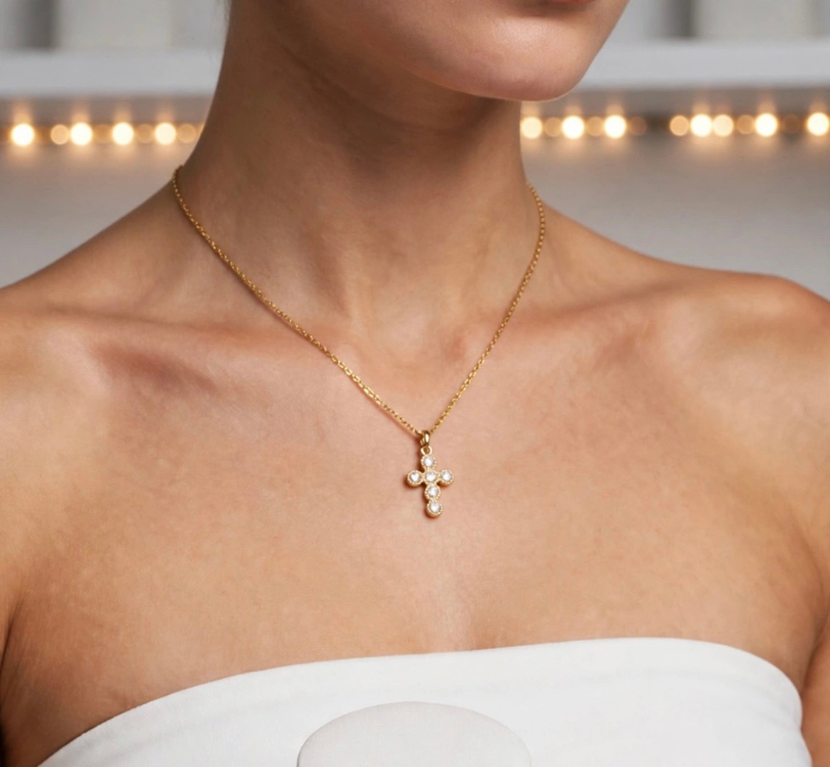 Collar dorado con dije de cruz - 2