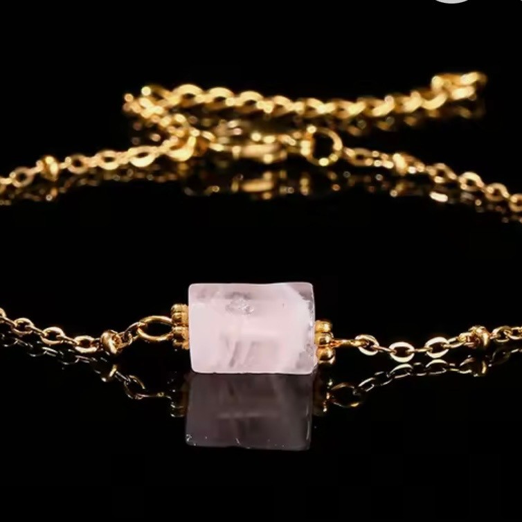 Pulsera dorada con cuarzo rosa 