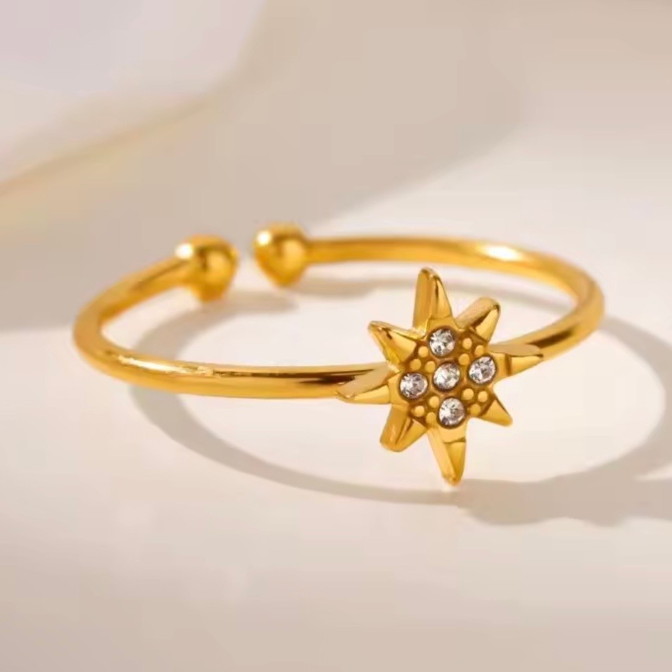 Anillo dorado con diseño de estrella - 3