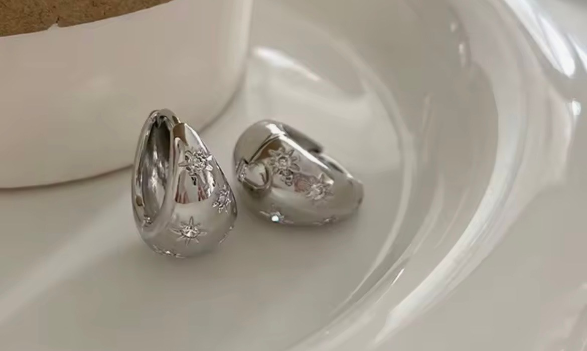 Aros plateados con diseño estrellas