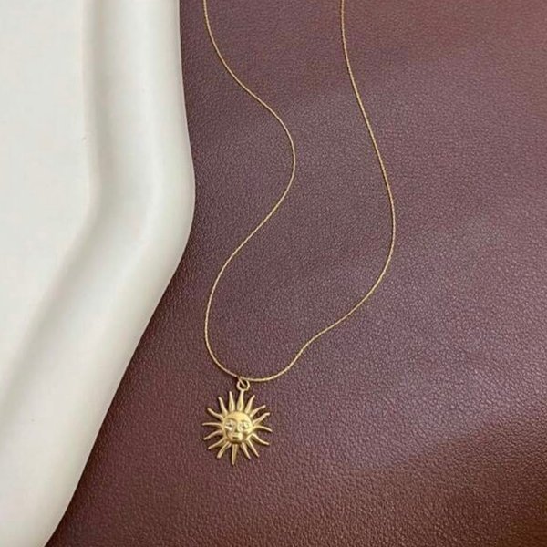 Collar sol minimalista 