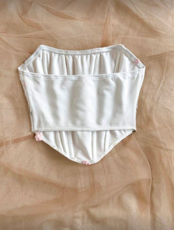 Top con bordado floral 🌸