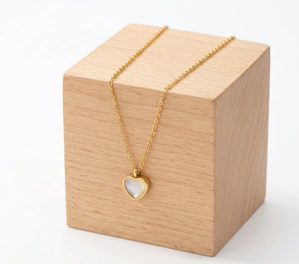 Collar de corazon blanco