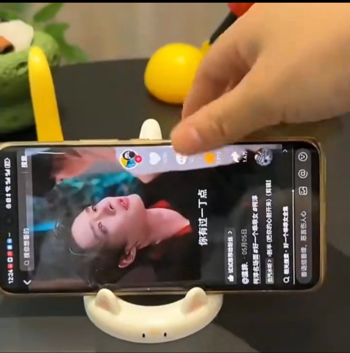 soporte para telefono con diseños animados  - 2