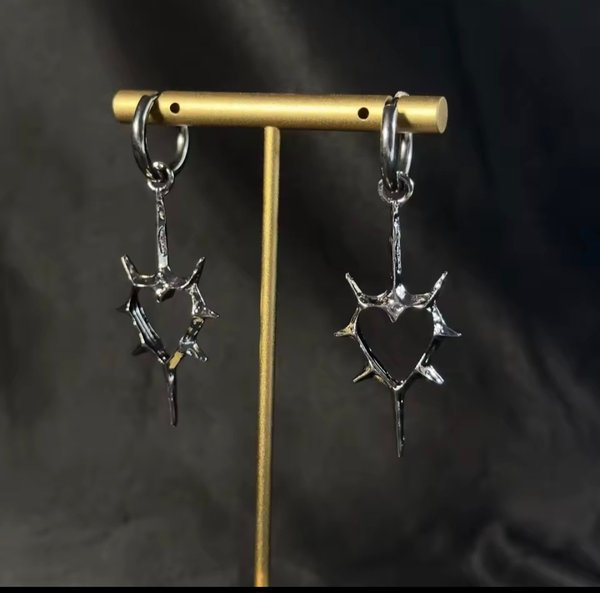 Pendientes con diseño de corazon de espina