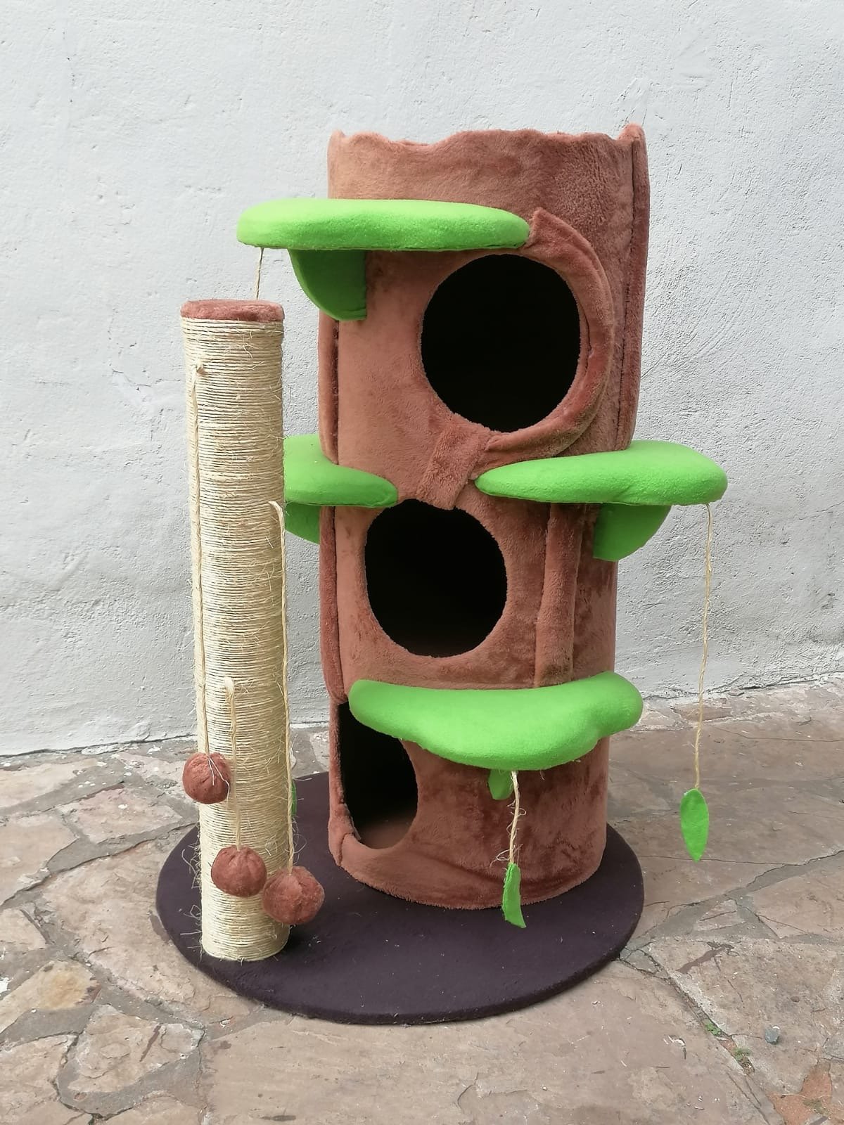 Tronco con casitas y poste rascador