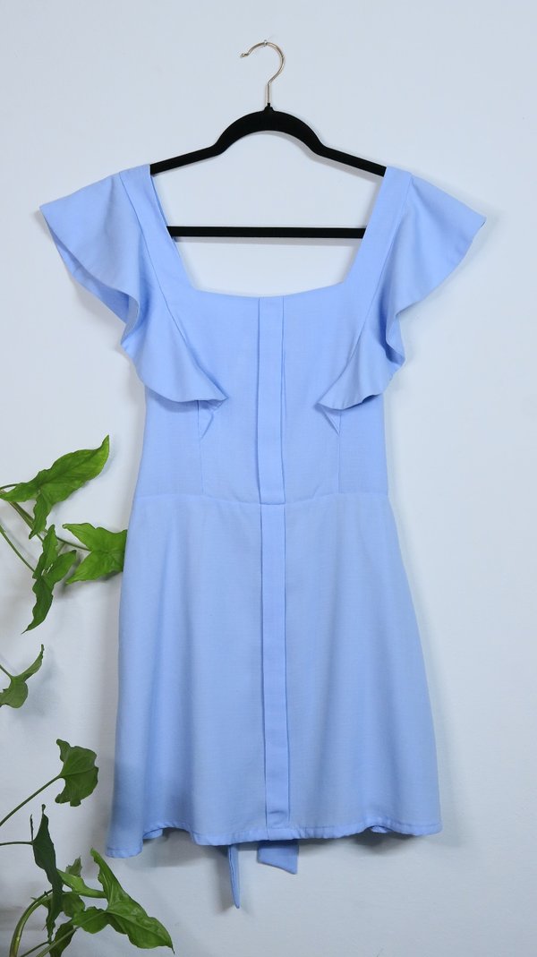 Vestido celeste con volados en las mangas