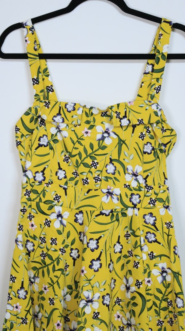 Vestido corto amarillo estampado con flores blancas