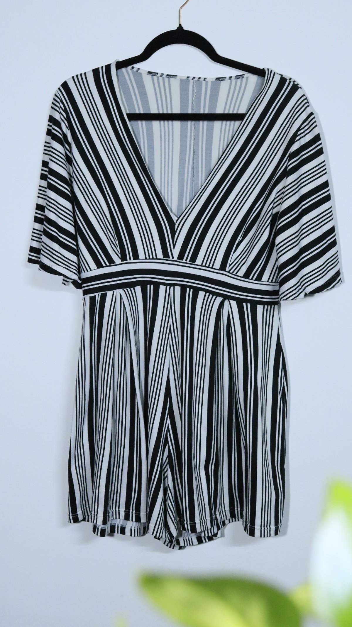 Monito a rayas negras con blancas