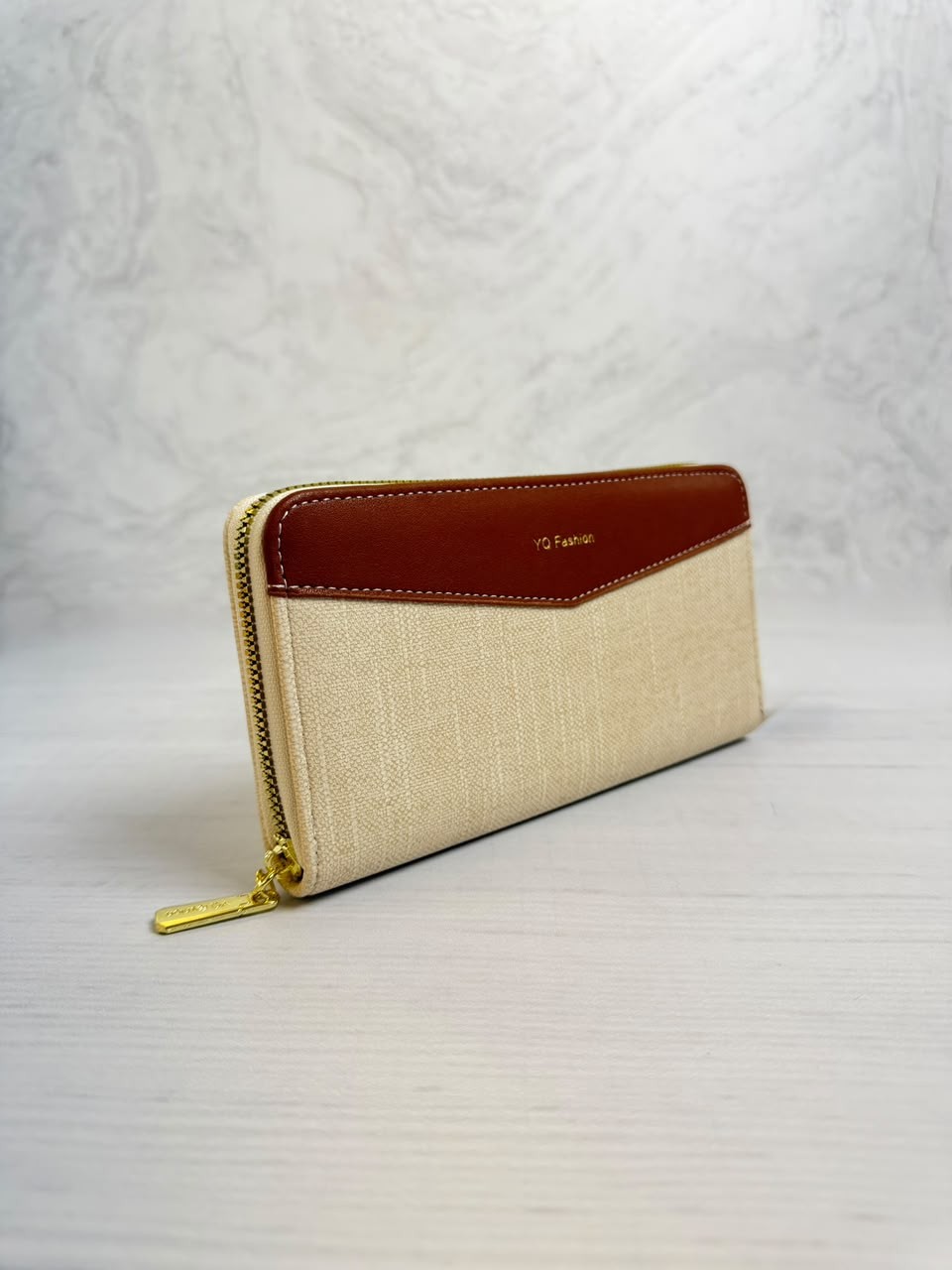 Billetera beige con cierre y detalle marrón