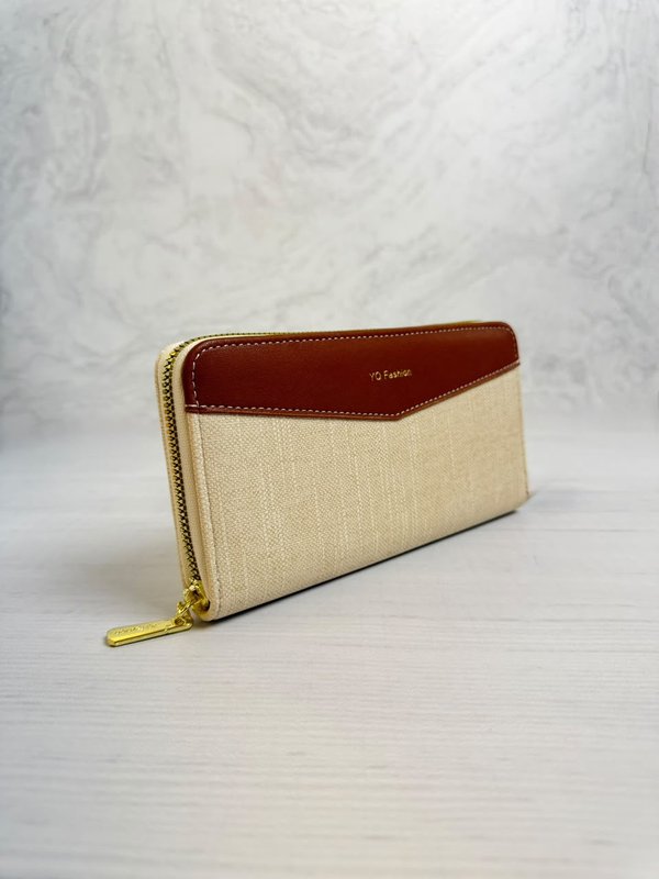 Billetera beige con cierre y detalle marrón
