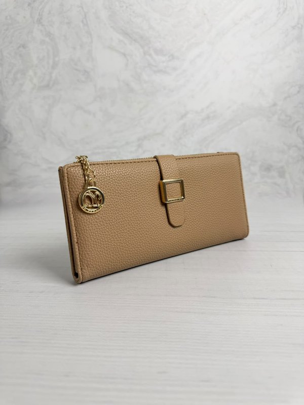 Billetera beige con cierre y detalle dorado