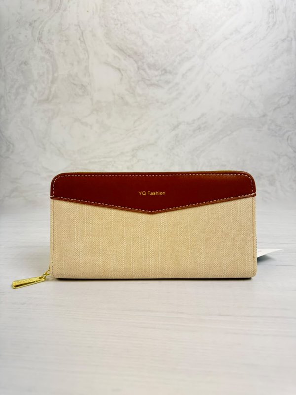 Billetera beige con cierre y detalle marrón