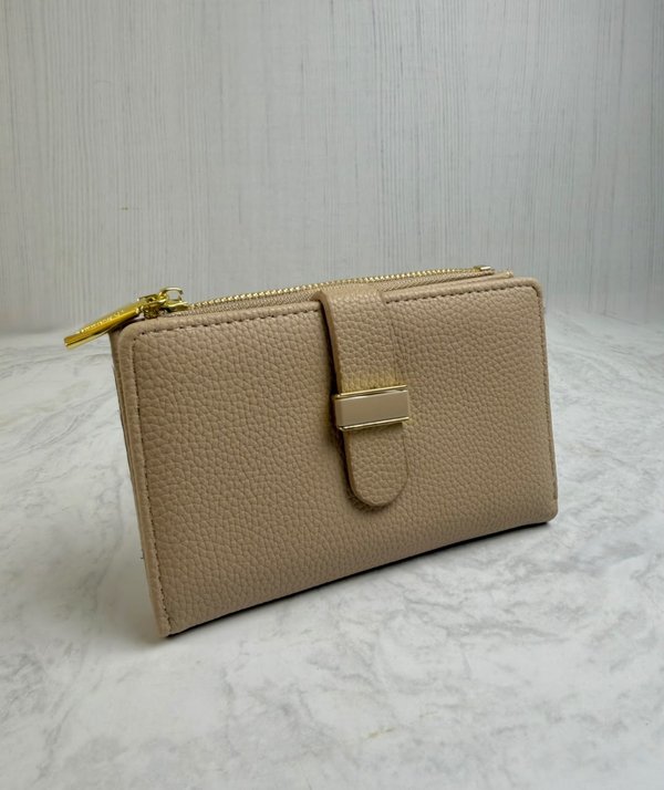 Billetera beige con cierre y hebilla dorada