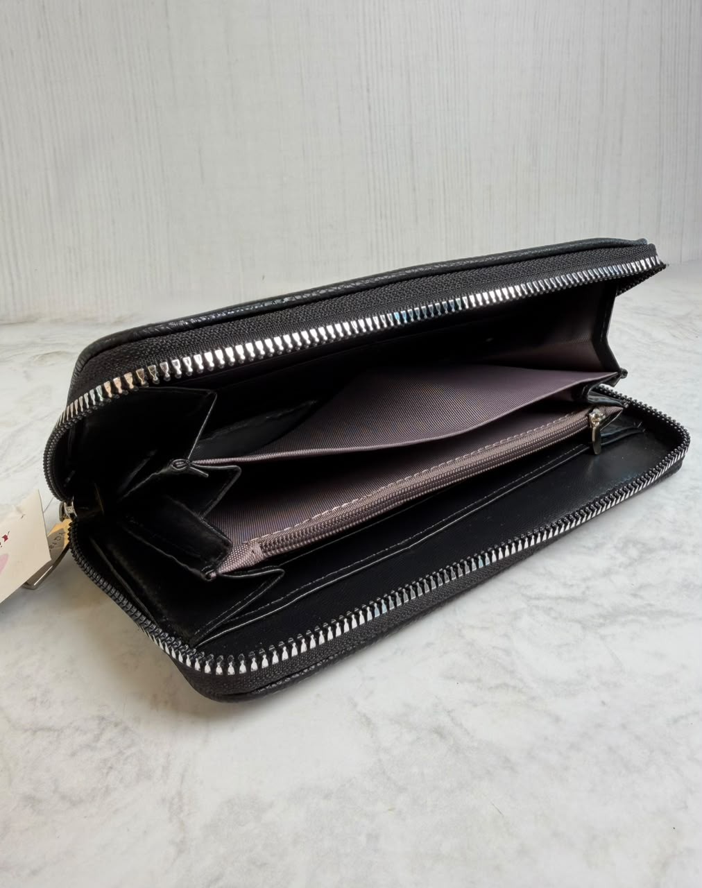 Billetera negra con cierre y diseño tejido - 2