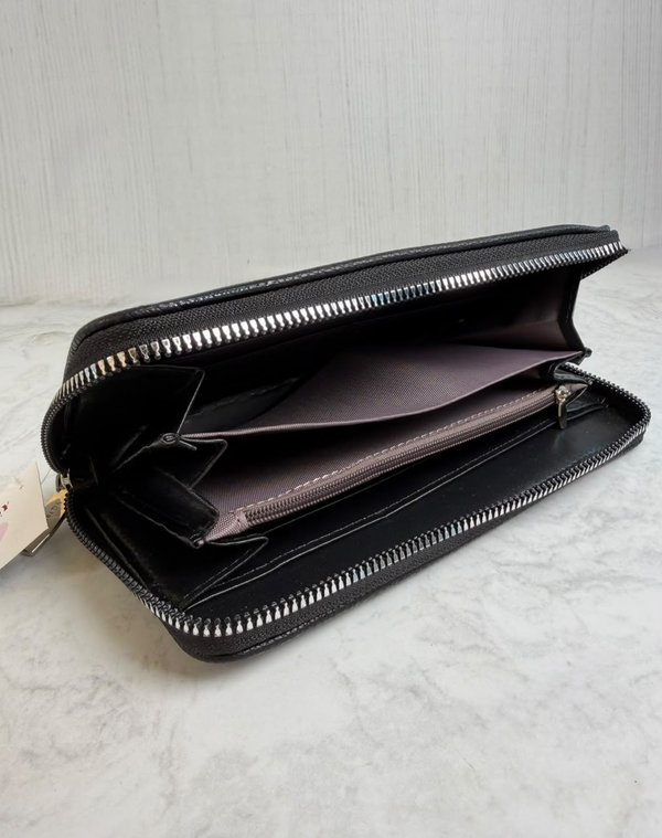 Billetera negra con cierre y diseño tejido