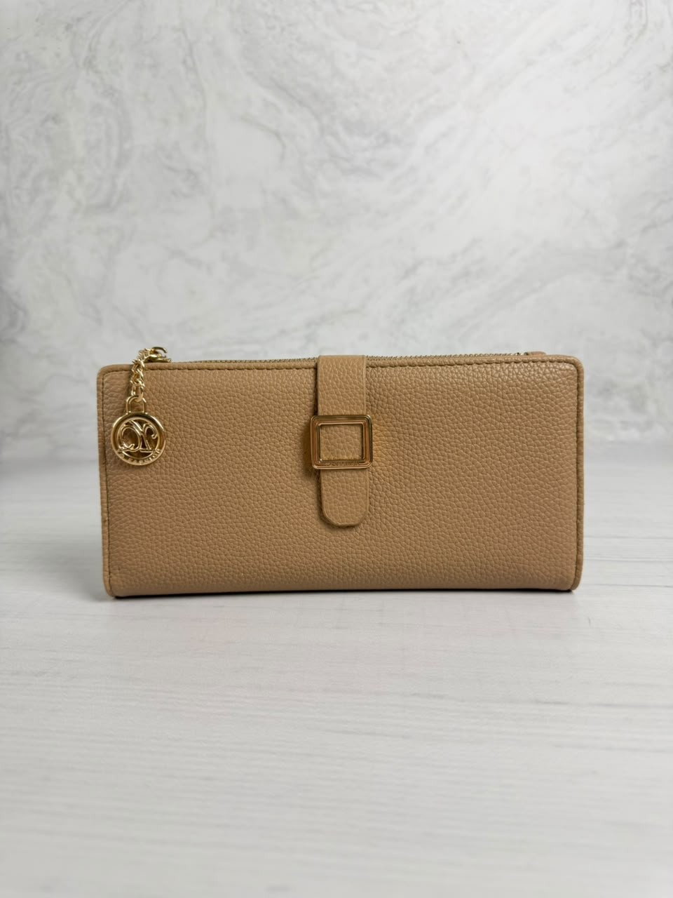 Billetera beige con cierre y detalle dorado - 2