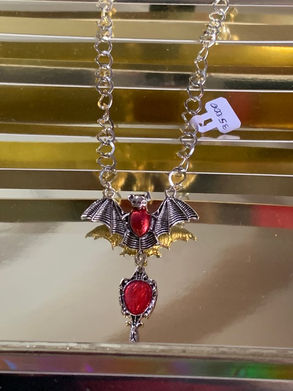Collar con diseño de murciélago 