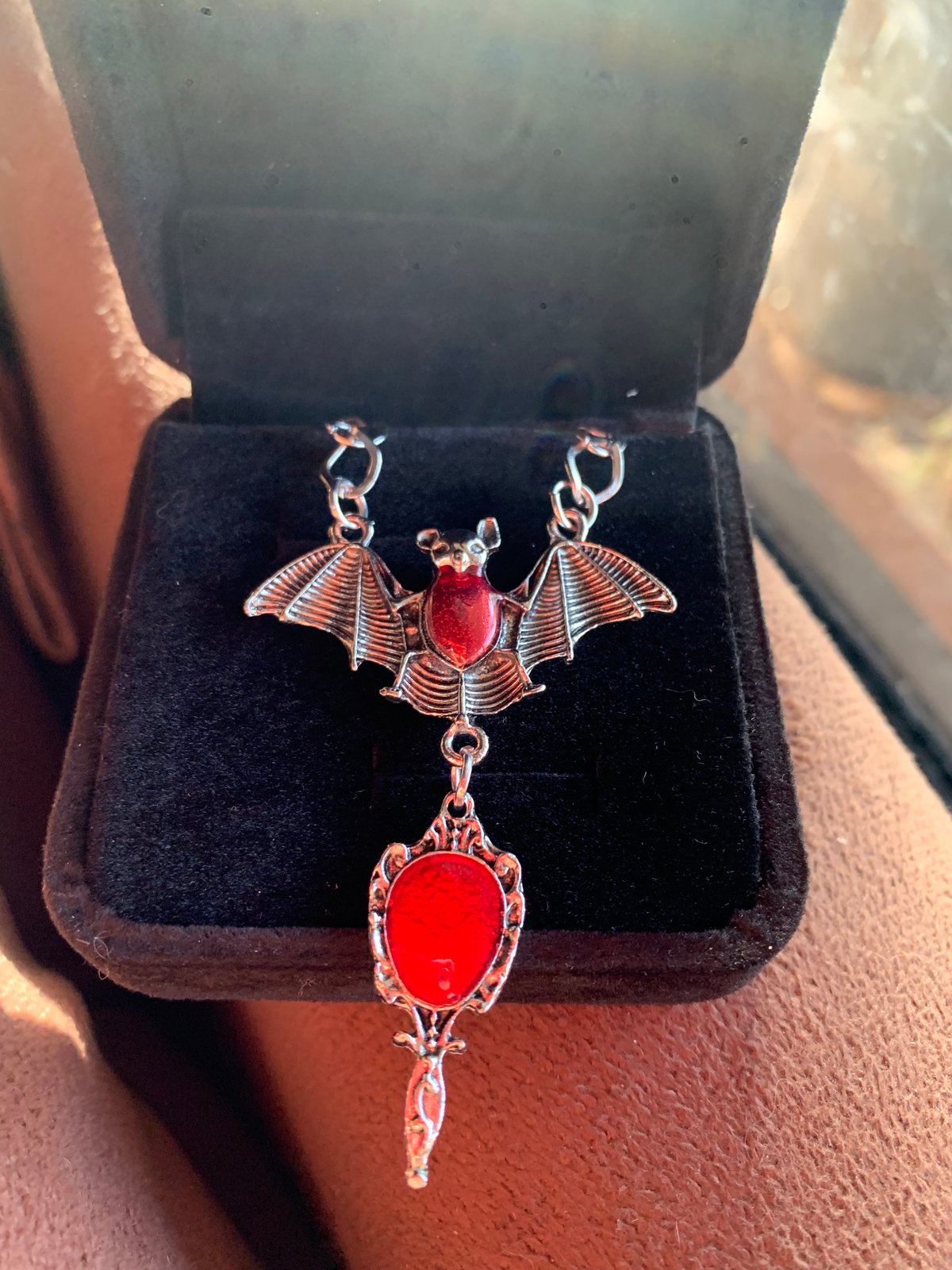 Collar con diseño de murciélago 