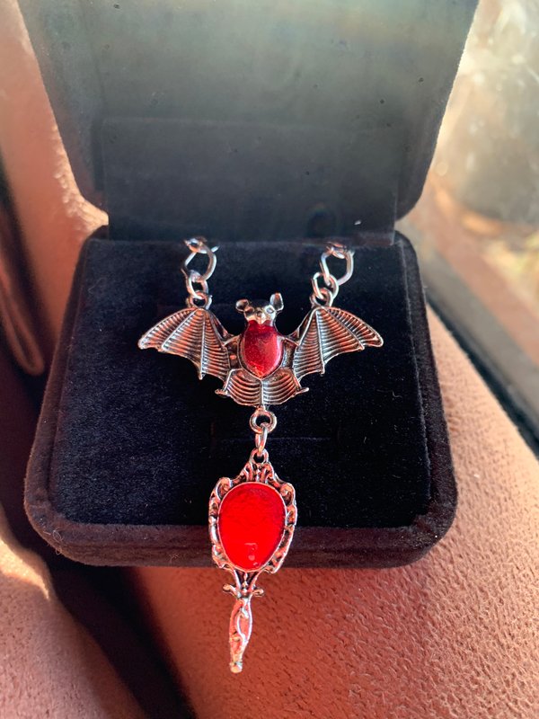 Collar con diseño de murciélago 