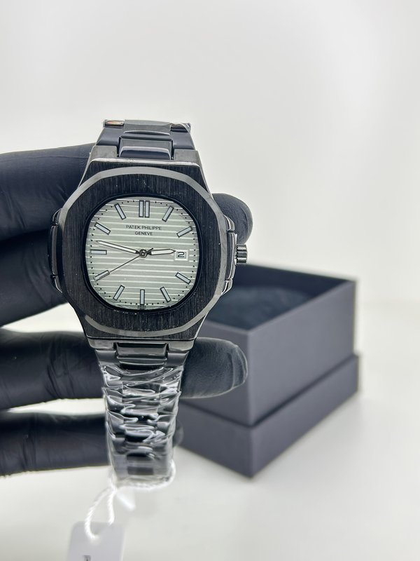 Patek Philippe Nautilus Black Edition – Plata y Carbono